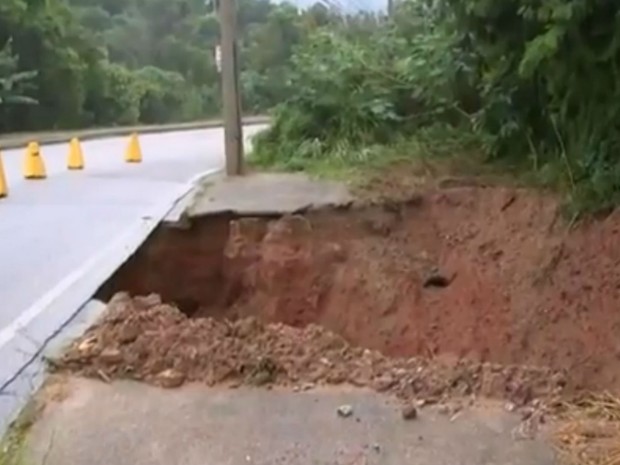 Cratera se abriu em avenida movimentada de Votorantim (Foto: Reprodução/TV TEM)