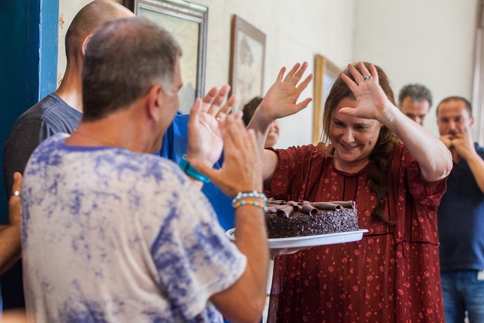 Tem bolo, sim! No aniversário de Elizabeth Savala, a equipe fez uma festinha surpresa para a atriz, com direito a selinho no diretor (Foto: Arthur Meninea / Gshow)