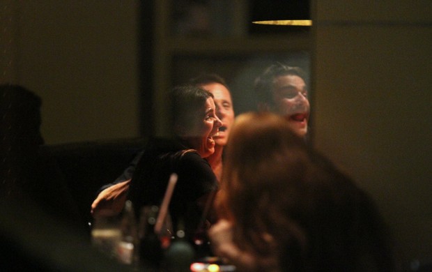Malu Mader com o marido, Tony Bellotto, e amigos em restaurante na Zona Sul do Rio (Foto: Rogério Fidalgo/ Ag. News)