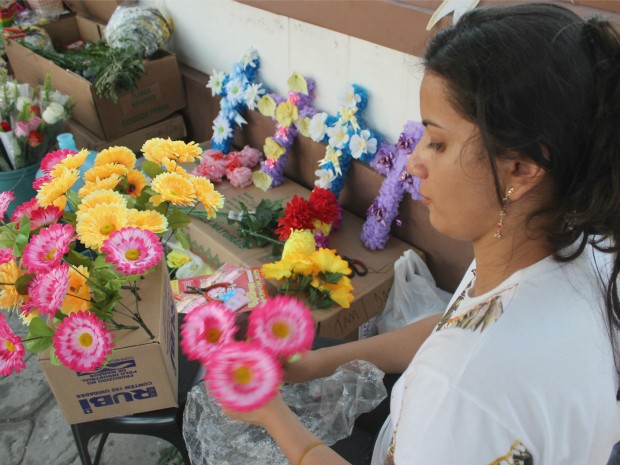 Arranjos florais são confeccionados na hora, segundo florista (Foto: Tiago Melo/ G1 AM)