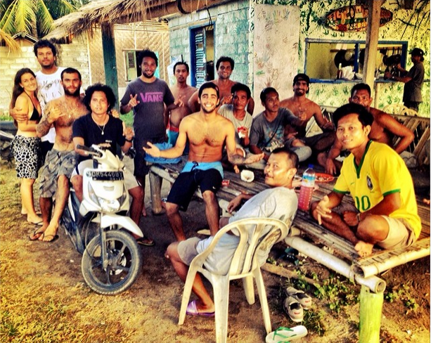 Pedro Scooby ao lado dos locais em Desert Point, na Indonésia (Foto: Reprodução/Instagram)