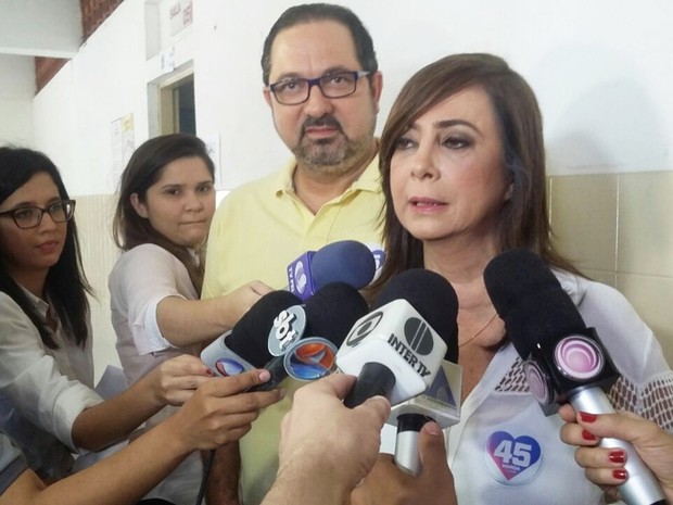 Candidata à Prefeitura de Natal, Márcia Maia votou no Instituto Kennedy, na Zona Sul da cidade (Foto: Sérgio Henrique Santos/G1)