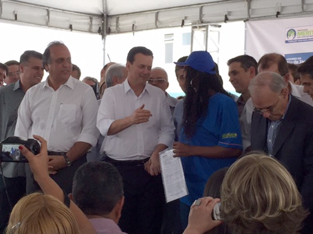 Governador do Rio e ministro das Cidades entregam chave para moradora. (Foto: Mariucha Machado/ G1)