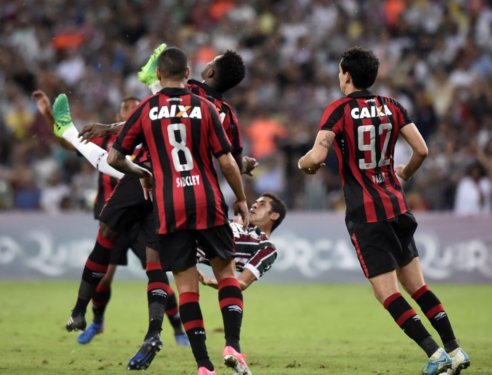 Renato acerta chute em Wanderson no Maracanã (Foto: Hector Werlang)