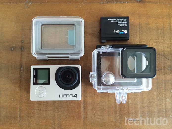 Verifique os acessórios que vêm no kit da action cam e os extras (Foto: Victor Teixeira/TechTudo)