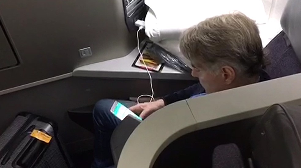 Eike mexe no celular dentro do avião antes do embarque (Foto: Felipe Santana/TV Globo)
