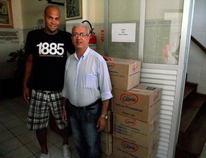 Souza, atacante do Bahia, doa leites a instituição de caridade (Foto: Jayme Brandão/Divulgação/EC Bahia)