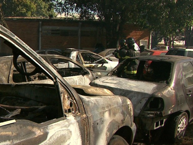 Bombeiros controlam incêndio em veículos no pátio da Polícia Federal em Ribeirão Preto, SP (Foto: Reprodução/EPTV)
