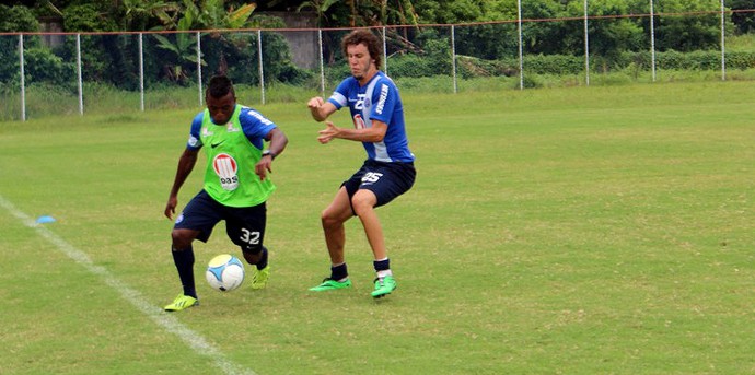 Lateral Pará disputa a bola com Galhardo durante treinamento do Bahia (Foto: Divulgação/E.C. Bahia) Lateral Pará disputa a bola com Galhardo durante treinamento do Bahia (Foto: Divulgação/E.C. Bahia)