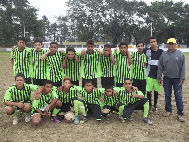 Time de futebol da escola de jovens com treinador