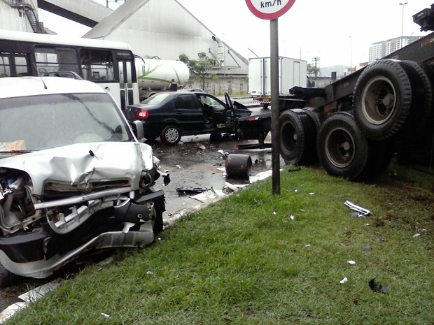 Acidente em Santos, SP, envolveu um caminhão e dois carros (Foto: Paulo Petty/G1)