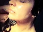 Solange Gomes posta foto dentro do chuveiro: 'Banho selfie'