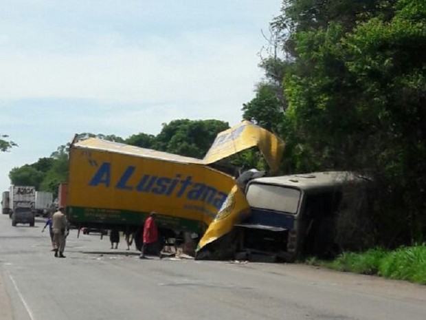 Acidente entre ônibus e caminhão deixa mortos na BR-153 (Foto: Divulgação)