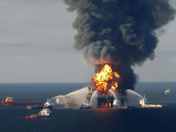 Bombeiros combatem as chamas remanescentes do acidente no Golfo do México em foto de arquivo de abril de 2010 (Foto: U.S. Coast Guard/Handout/Files/Reuters)