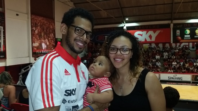 Ronald Ramon, mulher Reba, filho Ronald Ramon Jr., Flamengo x Macaé, NBB (Foto: Marcello Pires)