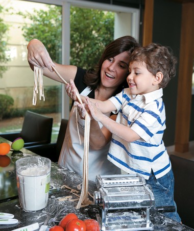 Depois de ser mãe, Adriana mudou o rumo de sua profissão e criou um núcleo de culinária totalmente voltado ao universo das crianças (Foto: Fernando Martinho/Paralaxis)