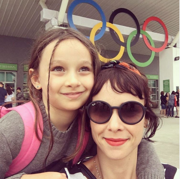Débora Falabella e a filha, Nina, na Rio 2016 (Foto: Reprodução / Instagram)