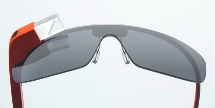 Google Glass 2.0 traz lentes escuras e fones de ouvido como novidades (Foto: Divulgação/ Google) Google Glass 2.0 traz lentes escuras e fones de ouvido como novidades (Foto: Divulgação/ Google)