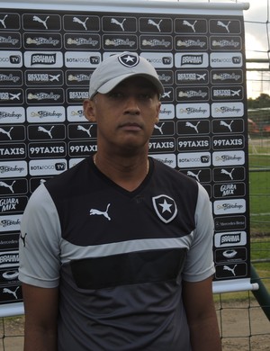 Preparador físico do Botafogo Ednilson Sena (Foto: Marcelo Baltar / GloboEsporte.com)