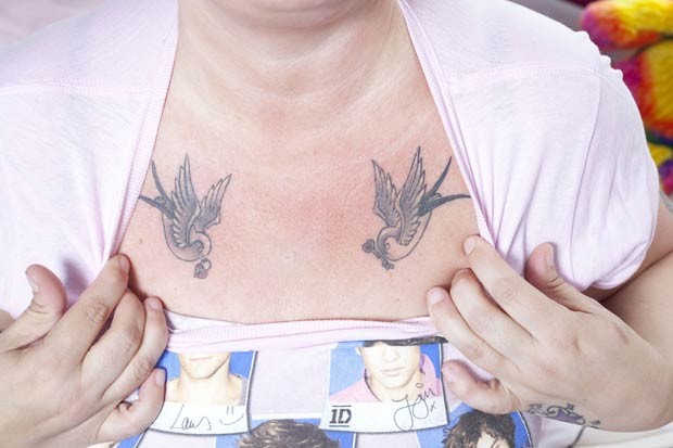 Jayne Bailey mostra as tatuagens de pássaros no peito, similares às de Harry Styles, do One Direction (Foto: Caters News/The Grosby Group)