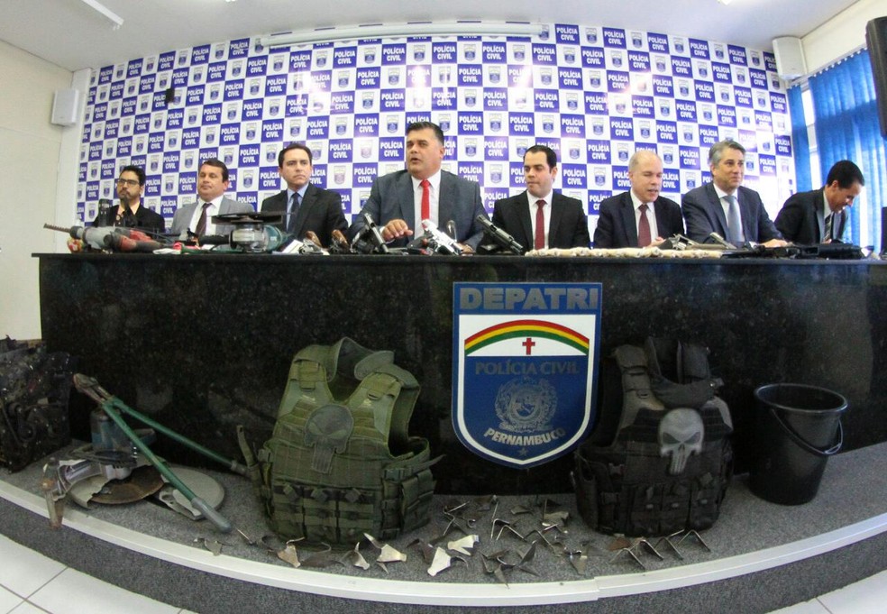 Polícia Civil de Pernambuco deu detalhes da Operação Sem Divisa, que desarticulou quadrilha de assalto a banco (Foto: Marlon Costa/Pernambuco Press)