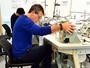 Antonio Banderas posa com máquina de costura em curso de moda