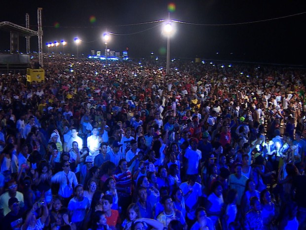 Centenas de pessoas se reuniram na Orla de Atalaia (Foto: TV Sergipe)