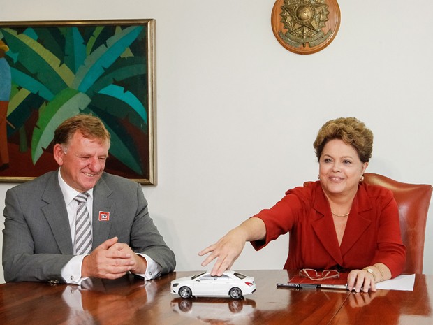  Mercedes-Benz, Andreas Renschler, e Dilma Rousseff, nesta terça-feira (1), em Brasília.