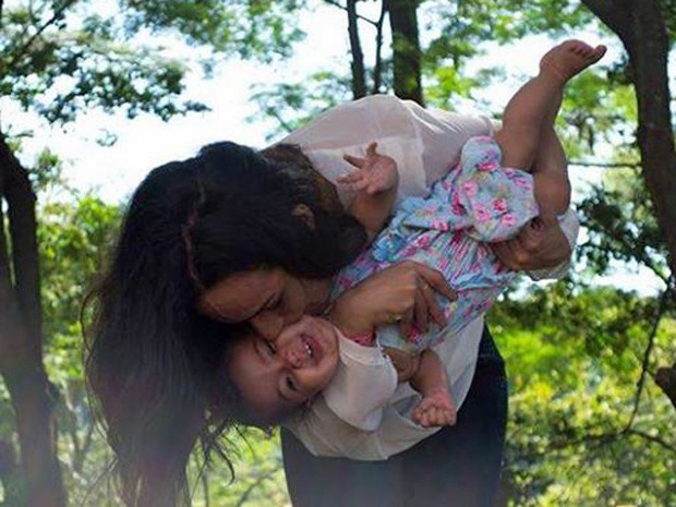 A estudante diz que hoje sua maior motivação é a filha, Maria Clara (Foto: Arquivo pessoal/Ana Paula Reis Oliveira)