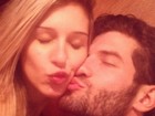 Ex-BBBs Roni e Tatiele comemoram três meses de namoro