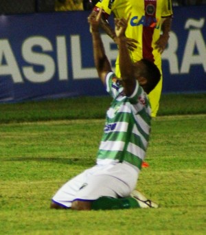 Aos 36 anos, veterano Carlinhos Bala faz de cobertura de fora da área