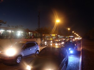 Trânsito ficou parado por 20 minutos na estação Apinajé, em Palmas (Foto: Fernanda Tavares)