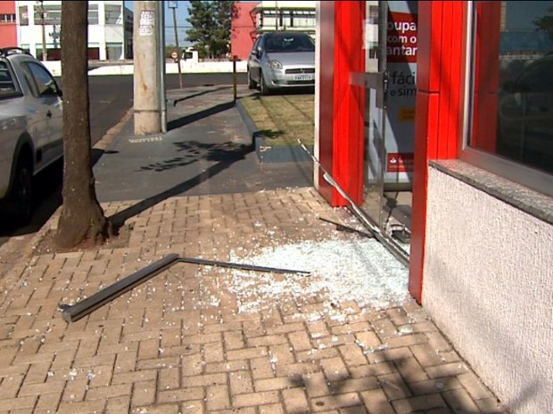 Vidros de agência bancária foram destruídos pelos disparos (Foto: Paulo Souza/ EPTV)