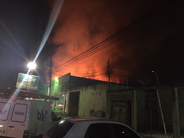 Incêndio destruiu prédio comercial em Porto Velho (Foto: Gessica Castro/Arquivo pessoal)