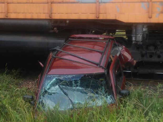 Carro ficou destruído após colisão contra trem em Ipameri, Goiás (Foto: Divulgação/Corpo de Bombeiros)