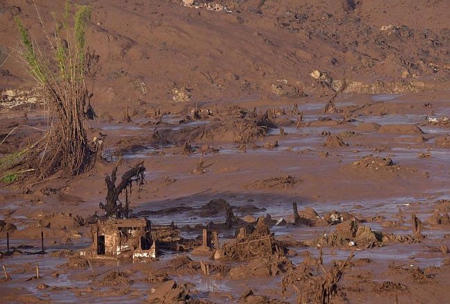 Mar de lama soterrou casas e carros em Mariana, MG (Foto: Douglas Magno / AFP)