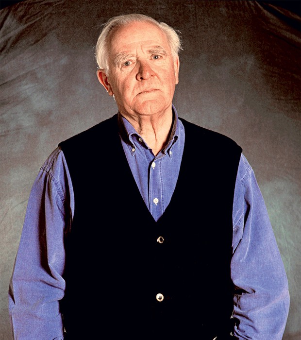 LONGEVO John Le Carré  em 2012. Aos 52 anos de carreira, ele lança Uma verdade delicada  (Foto: Effigie/Leemage/AFP)