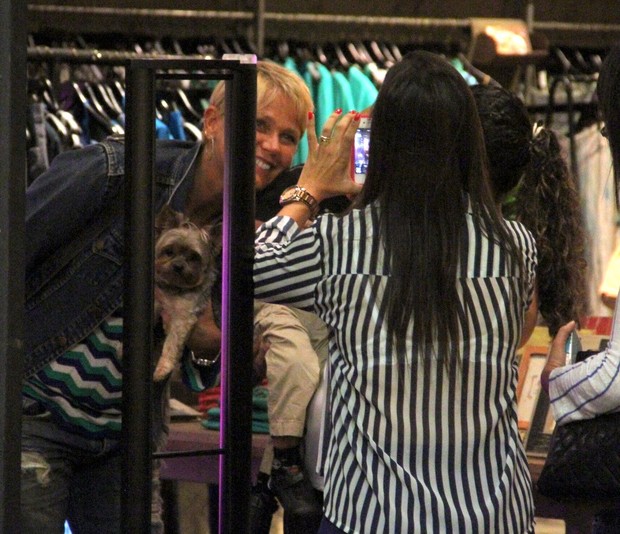 Xuxa faz compras em shopping do Rio (Foto: Marcus Pavão / AgNews)
