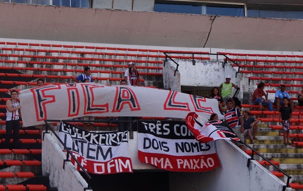 Torcida do Santa Cruz pede permanência do técnico Zé Teodoro (Foto: Bruno Marinho / GloboEsporte.com)