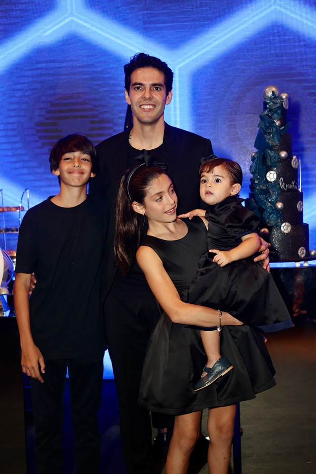 Kaká e os filhos, Luca, Isabella e Esther (Foto: Manuela Scarpa/Brazil News)