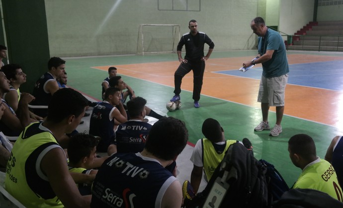 Técnico Adail Sampaio passa orientações aos jogadores do Motivo durante treino desta semana (Foto: Richard Pinheiro/GloboEsporte.com)