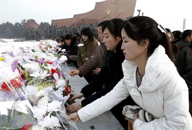 Mulheres depositam flores em homenagem a Kim Jong-Il (Foto: AP)