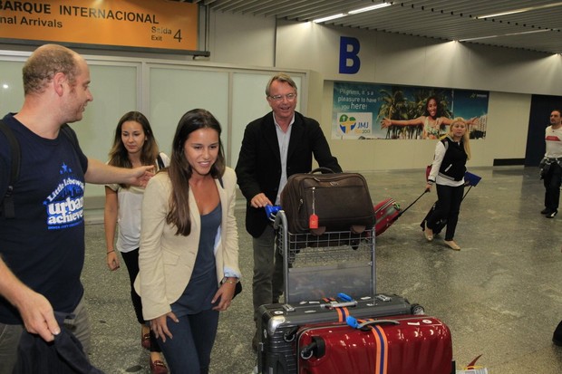 Sam Neill no aeroporto internacional do Rio (Foto: Delson Silva / AgNews)