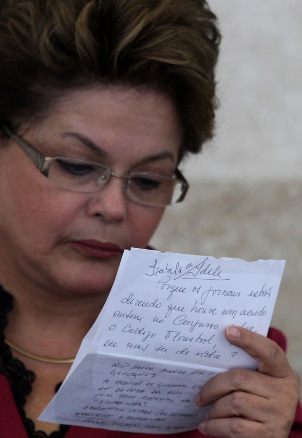 Dilma cobra ministras em bilhete, durante cerimônia no Palácio do Planalto (Foto: Agência Estado)