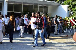 Léo Esteves, filho de Erasmo Carlos, no velório de Alexandre Pessoal (Foto: Henrique Oliveira e Wallace Barbosa / AgNews)