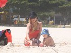 Danielle Winits vai à praia com o filho caçula
