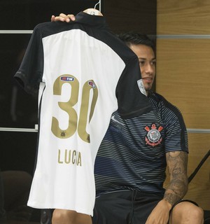 Torcedor do Timão dentro de campo, Lucca vibra com o 