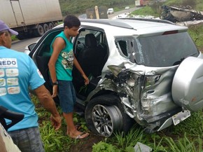 Acidente ocorreu em trecho da BR-101, em Entre Rios (Foto: Leandro Alves/Bahia10.com.br)
