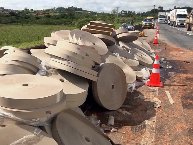Carga com bobinas se espalhou pela pista na Fernão Dias (Foto: Reprodução EPTV)