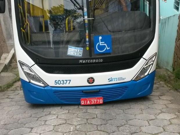 Parte da frente e de trás do ônibus passou a bater na via  (Foto: Secretaria de Mobilidade Urbana/ Divulgação)